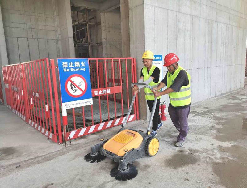 中鐵十八局集團北京公司河北項目群建設(shè)者在正定匯程國際中心項目通過自動掃地機除塵（伍振 攝）